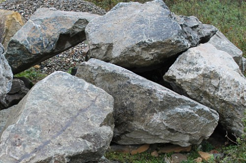 Kamenclub.ru: Змеевик скальник фр. 500-1500 мм.  купить в Петрозаводске змеевик зеленый серый черный глыба скальная колотая 7500 руб/т   фото КАМЕНЬ КЛУБ