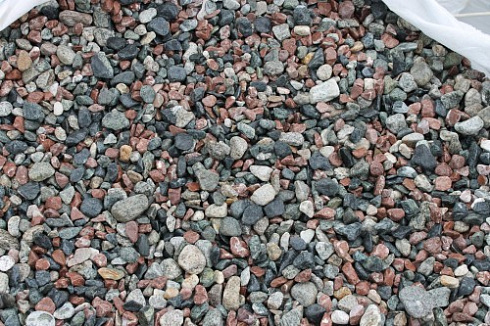 Kamenclub.ru: Мраморная крошка (щебень галтованный микс:: серый-зеленый-розовый) фр.10-20 мм.  купить в Петрозаводске мрамор серый, зеленый, розовый щебень окатанный округлый декоративный ландшафтный 15500 руб/т   фото КАМЕНЬ КЛУБ