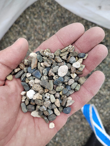 Kamenclub.ru: Галька речная окат (серая) фр.5-10 мм купить  в Петрозаводске галька речная серая, серый, темно-серый, светло-серый, коричневый речная окатанная галька декоративная ландшатфная 5000 руб/т   фото КАМЕНЬ КЛУБ