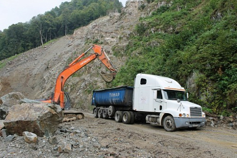 Kamenclub.ru: Гранит скальник (серо-зеленый) фр. 500-1500 мм.  купить в Петрозаводске гранит мрамор  серый зеленый темно-серый глыба скальная колотая ландшафтная 7 500 руб/т   фото КАМЕНЬ КЛУБ