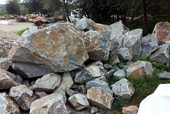 Kamenclub.ru: Гранит скальник (серо-зеленый) фр. 500-1500 мм.  купить в Петрозаводске гранит мрамор  серый зеленый темно-серый глыба скальная колотая ландшафтная 7 500 руб/т   фото КАМЕНЬ КЛУБ