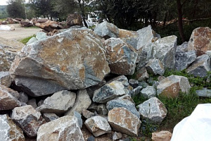 Kamenclub.ru: Гранит скальник (серо-зеленый) фр. 500-1500 мм.  купить в Петрозаводске гранит мрамор  серый зеленый темно-серый глыба скальная колотая ландшафтная 7 500 руб/т   фото КАМЕНЬ КЛУБ