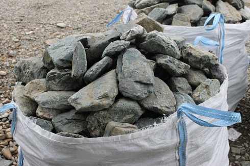 Kamenclub.ru: Гранит скальник (серо-зеленый) фр. 100-500 мм.  купить в Петрозаводске гранит зеленый, серый, салатовый крупный ландшафтный валун 6 000 руб/т   фото КАМЕНЬ КЛУБ