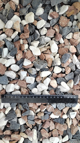 Kamenclub.ru: Мраморная крошка (щебень галтованный микс:белый-зеленый-розовый) фр.20-40 мм.  купить в Петрозаводске мрамор белый, зеленый, розовый мрамор декоративный (галтовка) 15500 руб/т   фото КАМЕНЬ КЛУБ