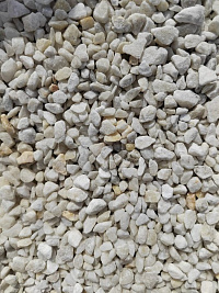 Kamenclub.ru: Мраморная крошка, щебень, цвет-белый, фр. 5-10 мм.  купить в Петрозаводске мрамор белый, айвори, молочный мраморная каменная крошка ландшафтная 12000 руб/т   фото КАМЕНЬ КЛУБ
