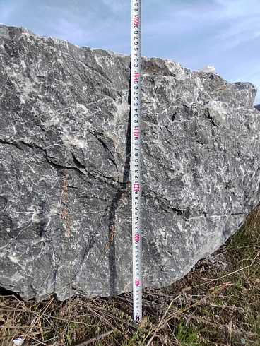 Kamenclub.ru: Черный мрамор скальник фр. 1000-1500 мм.  купить в Петрозаводске мрамор черный белый серый крупный колотый валун ландшафтный 9000 руб/т   фото КАМЕНЬ КЛУБ