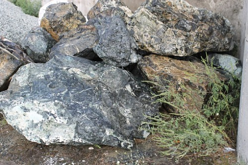 Kamenclub.ru: Змеевик скальник фр. 500-1500 мм.  купить в Петрозаводске змеевик зеленый серый черный глыба скальная колотая 7500 руб/т   фото КАМЕНЬ КЛУБ