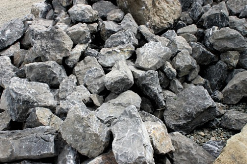 Kamenclub.ru: Черный мрамор скальник фр. 1000-1500 мм.  купить в Петрозаводске мрамор черный белый серый крупный колотый валун ландшафтный 9000 руб/т   фото КАМЕНЬ КЛУБ