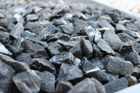 Kamenclub.ru: Щебень крошка черный (мрамор) фр. 40-70 мм.  купить в Петрозаводске мрамор черный с белыми прожилками, черный, белый декоративный щебень 11000 руб/т   фото КАМЕНЬ КЛУБ