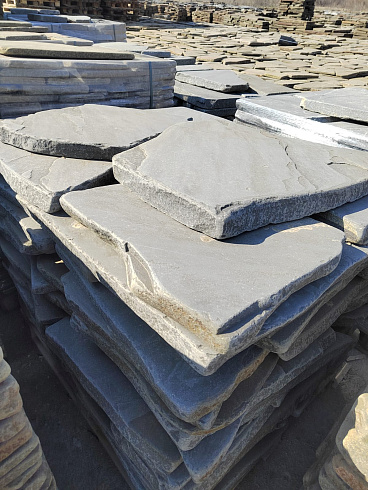 Kamenclub.ru: Песчаник пластушка галтованная светло-серая (3,0 см)  купить в Петрозаводске песчаник светло-серый, серый ландшафтный камень рваный колотый 21000 руб/м3   фото КАМЕНЬ КЛУБ