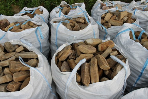 Kamenclub.ru: Песчаник для строительства и кладки блочный (фр 100-200 мм)  купить в Петрозаводске песчаник бежевый серый рыжий валун мелкий для строительства песчаник 6500 руб/т   фото КАМЕНЬ КЛУБ