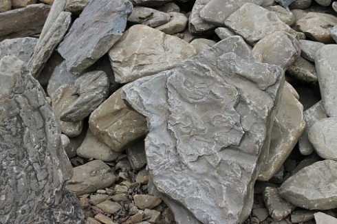 Kamenclub.ru: Песчаник декоративный ландшафтный (фр. 300-500 мм)  купить в Петрозаводске песчаник желтый рыжий серый зеленый валун речной окатанный природный песчаника 4 500 руб/т   фото КАМЕНЬ КЛУБ