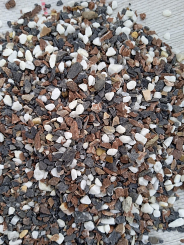 Kamenclub.ru: Мраморная крошка (щебень крошка микс : белый-черный-розовый) фр. 5-10 мм.  купить в Петрозаводске мрамор белый, черный, розовый, разноцветный микс декоративная мраморная каменная крошка 12000 руб/т   фото КАМЕНЬ КЛУБ