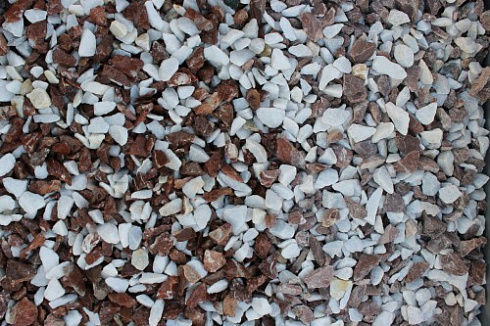 Kamenclub.ru: Мраморная крошка (щебень крошка микс: белый-розовый) фр. 10-20 мм.  купить в Петрозаводске мрамор белый, розовый каменный декоративный ландшафтный щебень 12000 руб/т   фото КАМЕНЬ КЛУБ